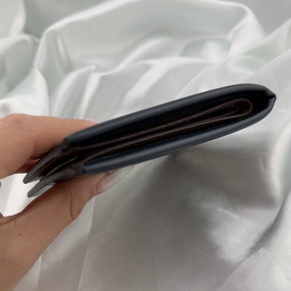 Elegant Black and Tan Men's Wallet - Picture 5 of 11